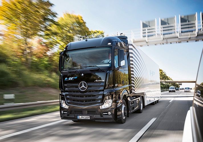 3.2_daimler-trucks_03_910px
