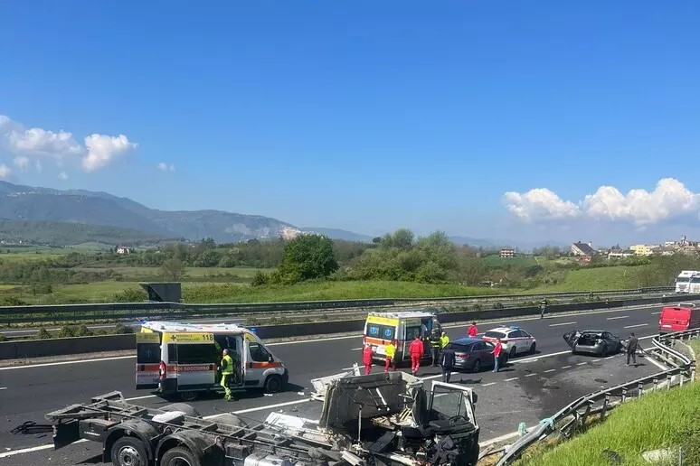 A1_grave_incidente_fra_2_camion_e_3_auto_transportonline