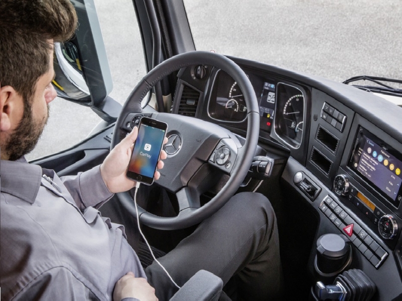 Apple_car_Play_mercedes_truck