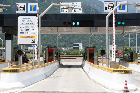 Autostrada_Brennero_casello_vuoto