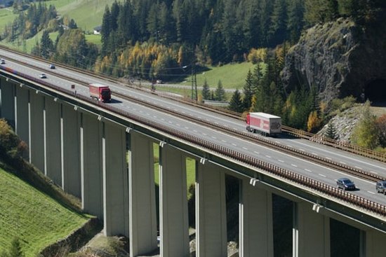 Autostrada_Brennero_viadotto_alto_camion