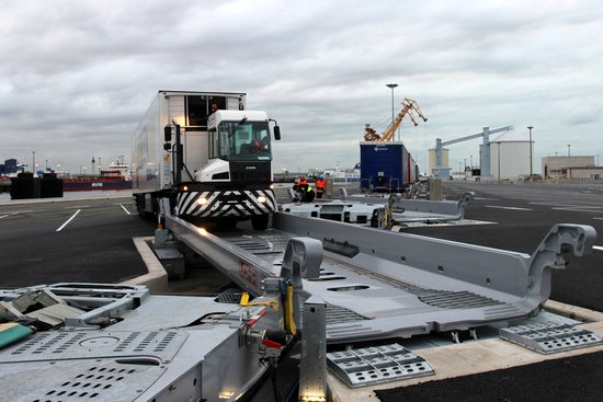 Autostrada_viaggante_Britannnica_Calais_carico