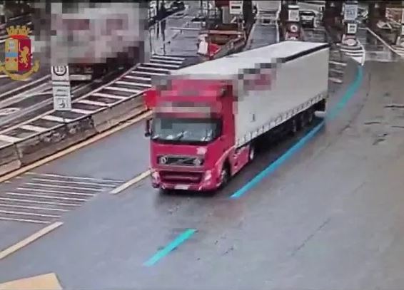 CAMION_CONTROMANO_AUTOSTRADA_TRANSPORTONLINE