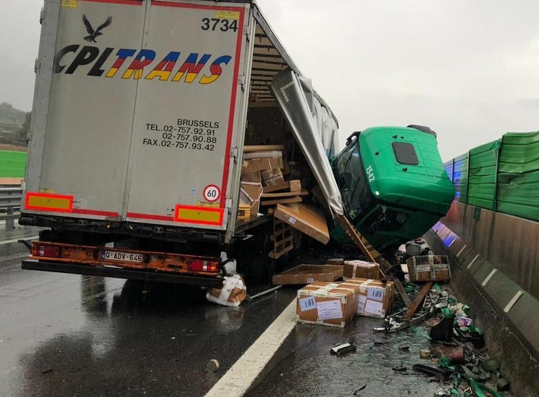 CAMION_SFONDA_BARRIERA