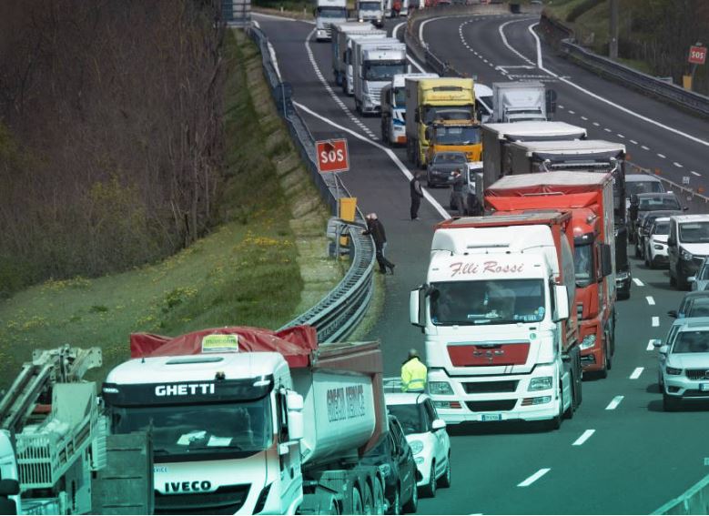 CAOS_MILANO_GENOVA_RIVOLTA_TIR_TRANSPORTONLINE