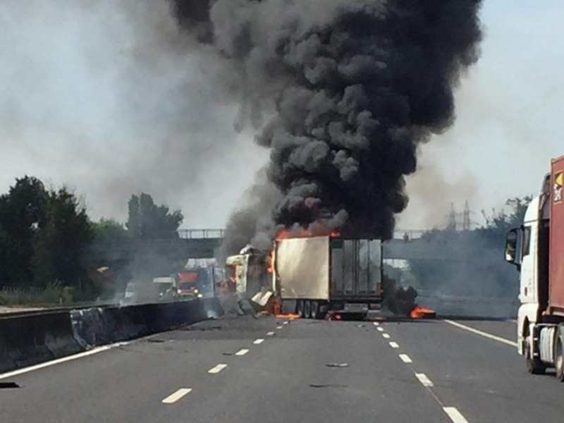Camion_in_fiamme_in_A1