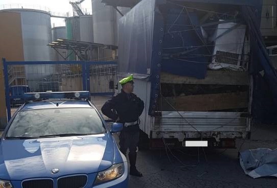 Camion_sovraccarico_fermato_a_Genova