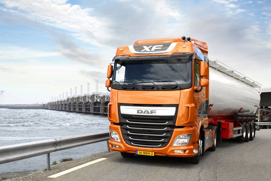 Daf_XF_cisterna_strada_diga