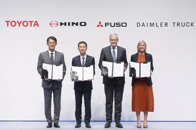 Daimler_Truck_e_Toyota_uniscono_Fuso_e_Hino__nasce_nuova_holding_per_veicoli_commerciali_TRANSPORTONLINE