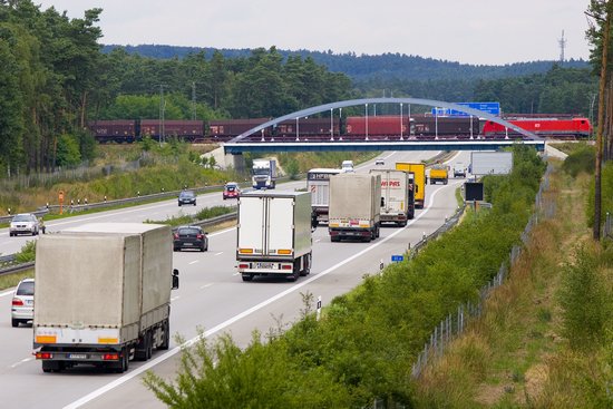 Germania_autostrada_camion_treno