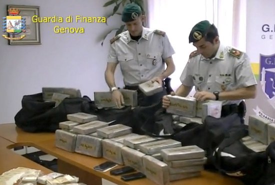 Guardia_Finanza_Genova_cocaina_panetti