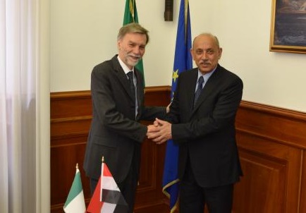 Il_Ministro_delle_Infrastrutture_e_dei_Trasporti_Graziano_Delrio_e_il_Ministro_dei_Trasporti_iracheno_Kadhum_Finjan_Al_Hamami._01