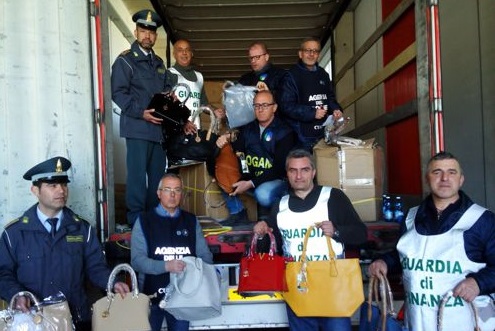 Il_mezzo_con_le_borse_contraffatte_BRINDISI