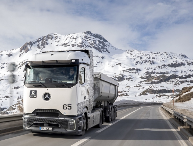 Mercedes-Benz_GenH2_Truck_01