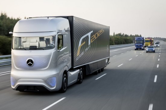 Mercedes_Future_Truck_2025_strada