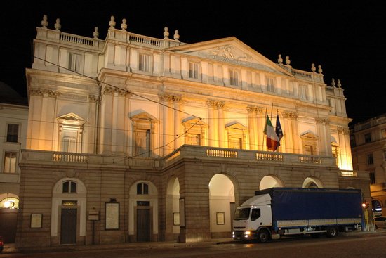 Milano_Scala_camion_notte