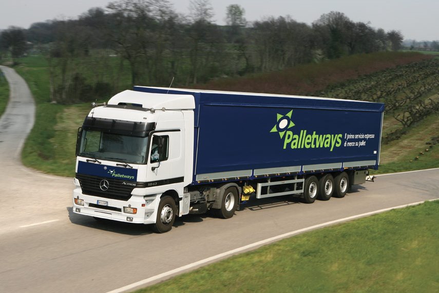 Palletways_-_camion_su_incrocio