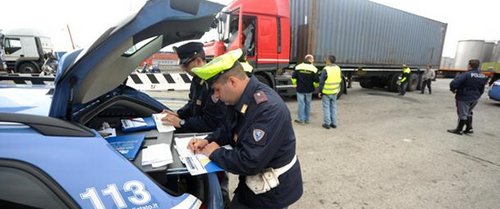 Polizia_stradale_agenti_verbali_camion