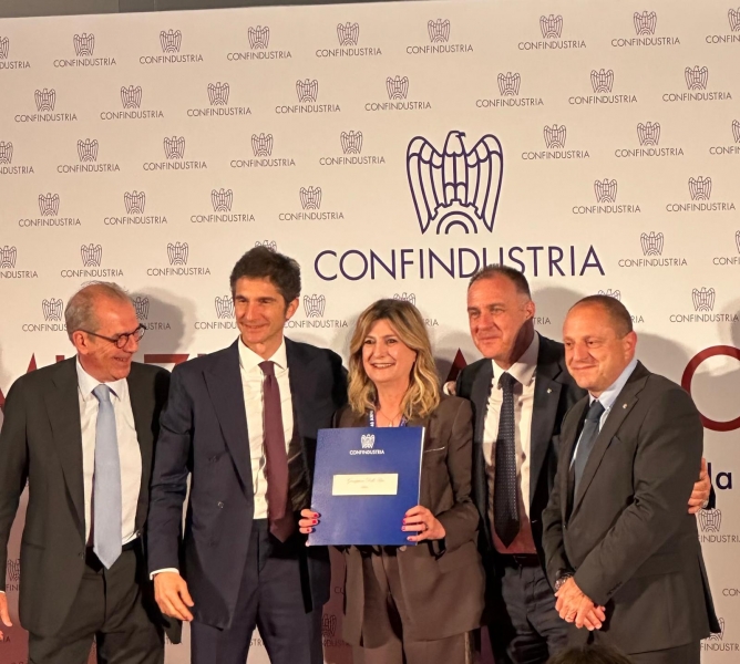 Premio_alla_carriera_a_Giuseppina_Della_Pepa_40_anni_in_ANITA_a_servizio_del_trasporto_e_della_logistica_TRANSPORTONLINE