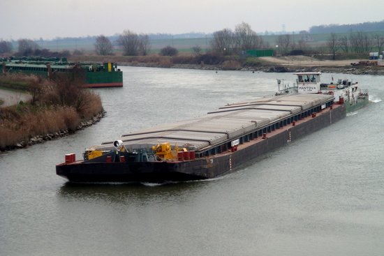 Tecnofreight_chiatta_naviga_Po