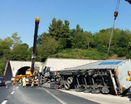 camion_ribaltato_autostrada_a14_pescara_cronotachigrafo_alterato