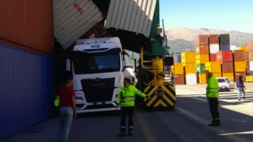container_crollati_porto_genova_camion_transportnline