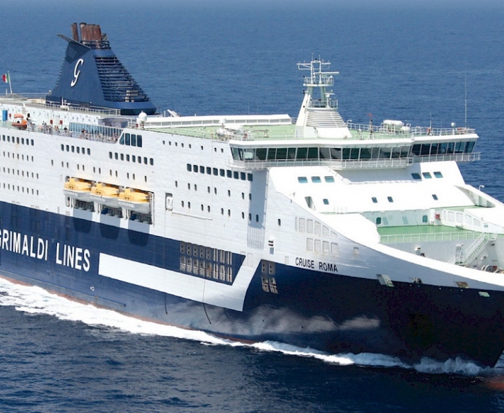 navi-grimaldi-lines_savona_merci