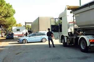 polizia-stradale-controllo-camion-poliziotti-pantera-big-beta