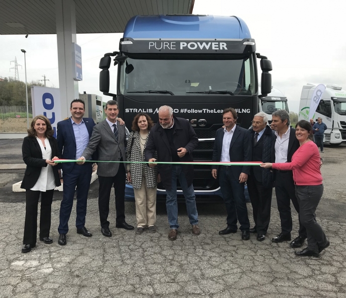 taglio_nastro_IVECO_STAZIONE_LNG