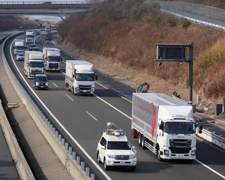 truckplatooning_daimler_fuso_mercedes_truck_giappone