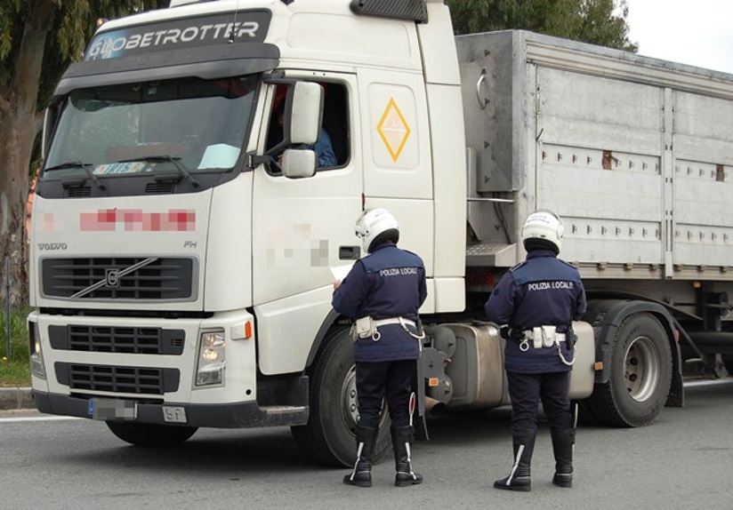 vigili-polizia-municipale-controlli-camion